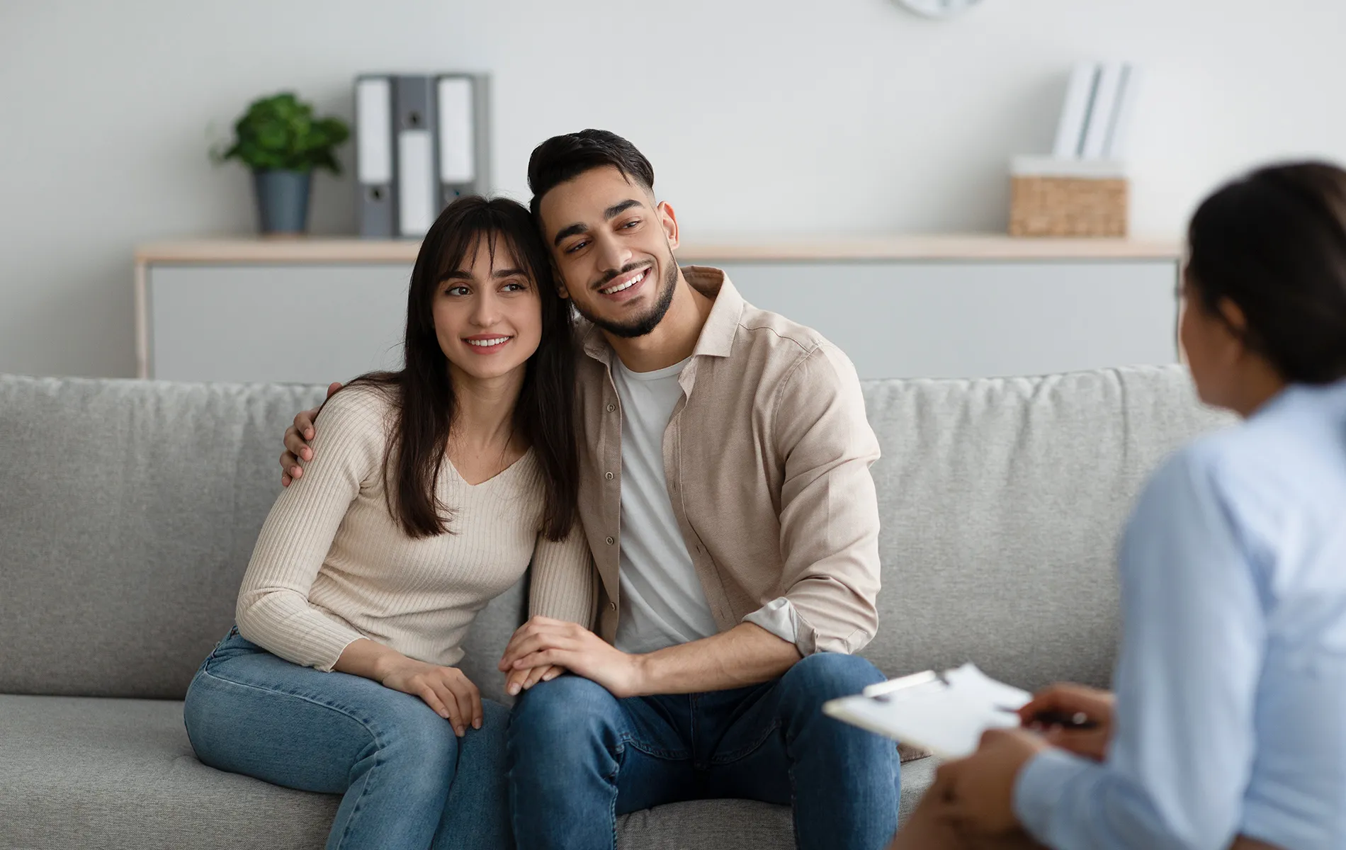 Manisa Çift Danışmanlığı hizmeti, evli veya birlikte yaşayan çiftlerin yaşadığı iletişim sorunları, duygusal uzaklık, güven problemleri ve çatışmalar gibi ilişki temelli sorunlara yönelik profesyonel destek sunar. Uzman Psikolog Sıla Bahçeci eşliğinde yürütülen danışmanlık sürecinde, çiftlerin birbirlerini daha iyi anlamaları, yapıcı iletişim kurmaları ve ilişki dinamiklerini yeniden yapılandırmaları amaçlanır.
Manisa’da çift terapisi arayan bireyler için güvenli, yargılamayan ve eşit mesafeli bir terapi ortamı sağlanır. Terapi seansları sırasında tarafsız bir bakış açısıyla çiftin ortak hedefler belirlemesi desteklenir. Aile içi roller, geçmiş kırgınlıklar, stres faktörleri ve ilişki doyumu gibi konular detaylı şekilde ele alınır.
Manisa ilişki danışmanlığı, hem evlilik öncesi hem de evlilik sürecinde yaşanabilecek sorunlara çözüm odaklı yaklaşır. Duygusal bağın güçlenmesi, güvenin yeniden inşa edilmesi ve sağlıklı bir birliktelik için uzman desteği oldukça önemlidir. Daha sağlıklı ve doyumlu bir ilişki için siz de ilk adımı atabilirsiniz.