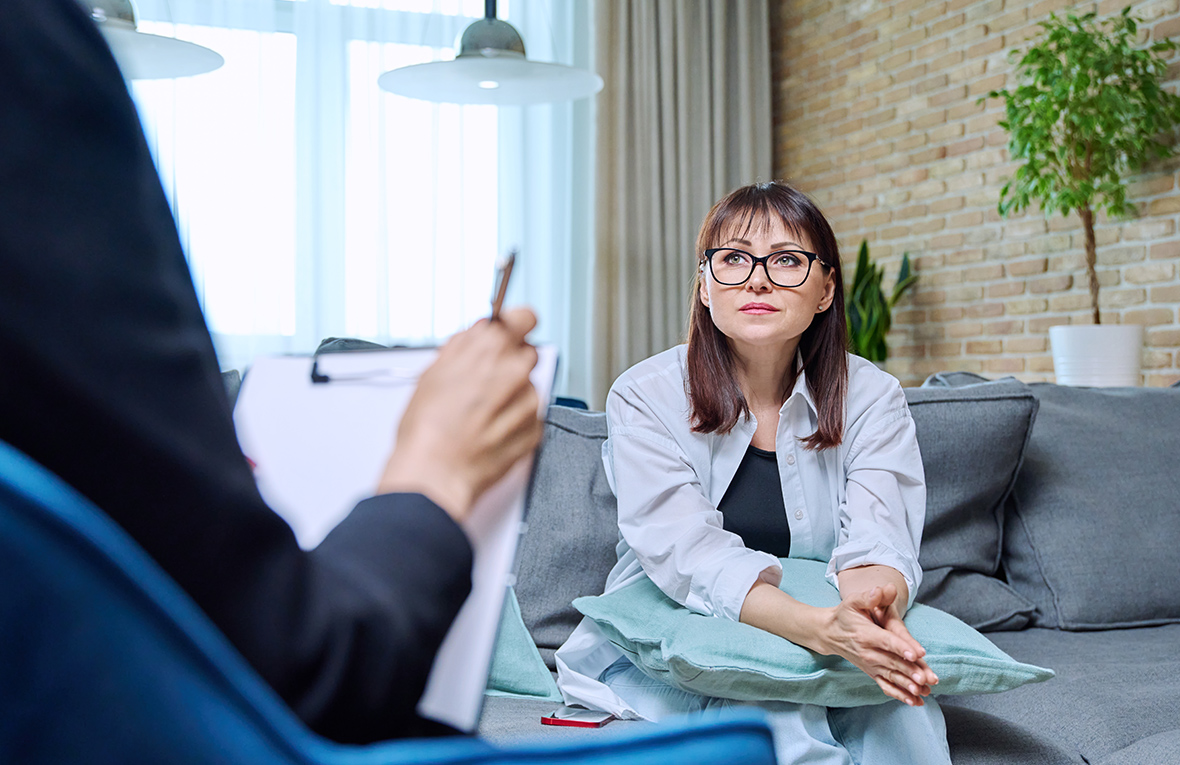 Manisa Bireysel Danışmanlık hizmeti, bireylerin yaşamlarında karşılaştıkları duygusal, zihinsel ve davranışsal zorlukları aşmalarına yardımcı olmayı amaçlayan profesyonel bir psikolojik destek sürecidir. Uzman Psikolog Sıla Bahçeci rehberliğinde yürütülen bu süreçte, kişinin iç dünyasını keşfetmesi, kendiyle sağlıklı bir bağ kurması ve yaşam doyumunu artırması hedeflenir.
Manisa psikolojik danışmanlık arayışında olan bireyler için bu hizmet; depresyon, anksiyete, stres, özgüven sorunları, öfke problemleri, uyku bozuklukları ve yaşam geçişlerine uyum sağlama gibi çok çeşitli konuları kapsar. Seanslar bireyin ihtiyacına göre yapılandırılır ve kişiye özel terapi teknikleriyle desteklenir.
Bireysel danışmanlık süreci, sadece sorun çözmeye değil, aynı zamanda bireyin kendini tanımasına, duygularını fark etmesine ve sağlıklı kararlar almasına da katkı sağlar. Manisa bireysel terapi ile ruhsal dayanıklılık artırılır, yaşam kalitesi yükselir. Terapi, yargılamadan, güvenli ve gizliliğe dayalı bir ortamda gerçekleştirilir.
Ayrıca, kişinin yaşadığı içsel çatışmaları anlamlandırması, ilişkilerinde sınır koyması ve kişisel gelişimini desteklemesi de bu sürecin bir parçasıdır. Bireysel psikolojik destek, sadece bir sorun ortaya çıktığında değil, hayatı daha anlamlı kılmak isteyen herkes için faydalı bir yaklaşımdır.
Manisa bireysel danışmanlık ve terapi hizmetleri hakkında detaylı bilgi almak, kendinize iyi gelecek bir yolculuğa başlamak için bizimle iletişime geçebilirsiniz.