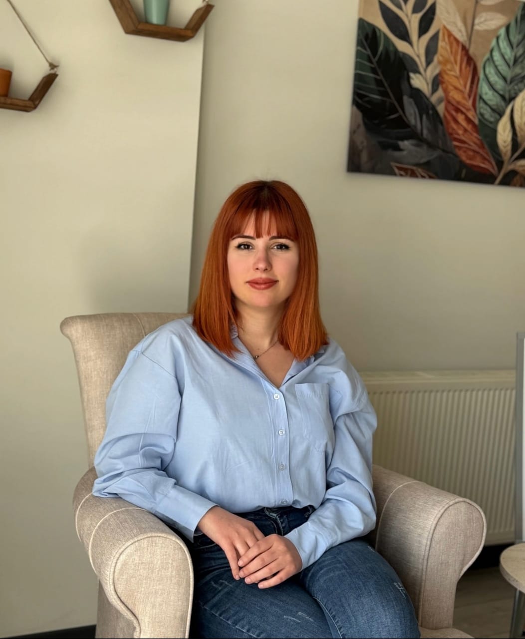 Manisa Psikolog – Danışmanlık ve Terapi Hizmetleri
Manisa psikolog desteği arıyorsanız, doğru yerdesiniz. Bireysel ihtiyaçlara özel olarak şekillendirilen psikolojik danışmanlık ve terapi hizmetleri ile hem ruhsal sağlığınızı güçlendirebilir hem de yaşam kalitenizi artırabilirsiniz. Manisa’da uzun yıllardır hizmet veren uzman psikologlar ile stres, kaygı, depresyon, ilişki problemleri ve travma gibi zorluklarla baş etmenize yardımcı oluyoruz.
Günümüzde birçok kişi yaşadığı psikolojik sorunlarla başa çıkmakta zorlanıyor. Bu noktada, Manisa terapist hizmetimizle güvenli, gizli ve uzman desteğine dayalı bir süreç sunuyoruz. Bireysel terapi, çift terapisi ve aile terapisi gibi farklı danışmanlık seçenekleriyle, her bireyin ihtiyacına yönelik çözümler üretiyoruz.
Özellikle ebeveynler için önemli olan Manisa çocuk psikoloğu hizmeti, çocukların duygusal gelişimini destekleyerek sağlıklı bireyler olmalarına katkı sağlar. Ergenlik dönemi için sunulan ergen terapisi ise, gençlerin kimlik gelişiminde önemli bir destek sunar.
Teknolojinin sunduğu imkanlarla Manisa online psikolog hizmeti sayesinde, bulunduğunuz yerden uzmanlarla görüntülü görüşme yaparak terapi alabilirsiniz. Zaman ve mekân kısıtlaması olmadan profesyonel destek almak artık çok daha kolay.
Ayrıca, ilişkilerde yaşanan problemler için ilişki terapisi ve çift terapisi, yaşam doyumunu artırmak için de yaşam koçluğu hizmetlerimiz mevcuttur. Duygusal denge, öz farkındalık ve içsel güçlenme alanında sunduğumuz bu destekler sayesinde, kişisel gelişiminizde güçlü bir adım atabilirsiniz.
Manisa depresyon tedavisi, anksiyete terapisi, panik atak tedavisi gibi daha özel konularda da uzman desteği sunuyoruz. Travmalarla baş etmek isteyenler için EMDR terapisi, duygu düzenleme konusunda etkin bir terapi yöntemidir.
Kısacası, Manisa danışmanlık merkezi olarak ruh sağlığına bütüncül yaklaşan, çözüm odaklı ve profesyonel bir sistem sunuyoruz. Siz de kendinize yatırım yapmak, duygusal gücünüzü yeniden kazanmak ve daha huzurlu bir yaşam kurmak istiyorsanız, bizimle iletişime geçin.