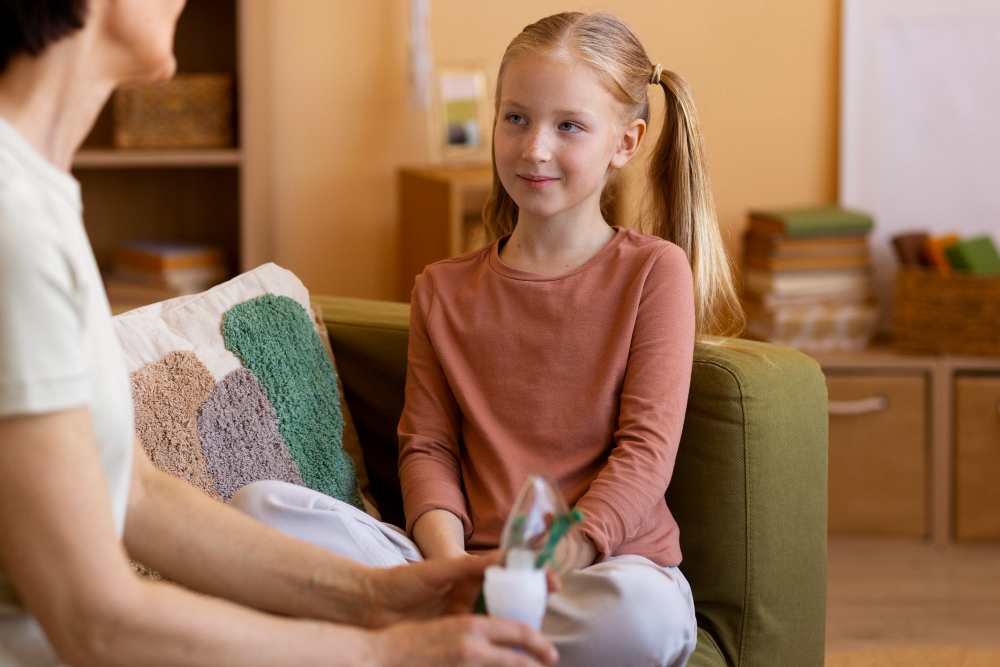 Manisa Çocuk Danışmanlığı hizmeti, çocukların duygusal, davranışsal ve gelişimsel ihtiyaçlarına profesyonel yaklaşım sunar. Uzman Psikolog Sıla Bahçeci ile yürütülen bu süreçte; içe kapanma, öfke nöbetleri, dikkat dağınıklığı, okul sorunları ve sosyal uyum güçlükleri gibi konular ele alınır. Çocuk terapisi, oyun terapisi ve bireysel görüşmelerle desteklenir. Aile ile kurulan iş birliği sayesinde, çocuğun gelişimini bütüncül olarak ele alan bir danışmanlık süreci uygulanır.
Manisa’da çocuk psikoloğu arayan aileler için güvenli, sıcak ve çocuk odaklı bir ortam sunulmaktadır. Her çocuk özeldir ve ihtiyaçları farklıdır; bu nedenle danışmanlık süreci kişiye özel olarak planlanır. Sağlıklı duygusal gelişim, özgüven kazanımı ve davranış düzenlemesi hedeflenir.
Ebeveynlerin çocuklarını daha iyi anlamalarına yardımcı olan bu süreçte, anne baba eğitim danışmanlığı da destekleyici bir unsur olarak sunulur. Çocuk danışmanlığı ile ilgili detaylı bilgi almak ve ilk adımı atmak için bizimle iletişime geçebilirsiniz.